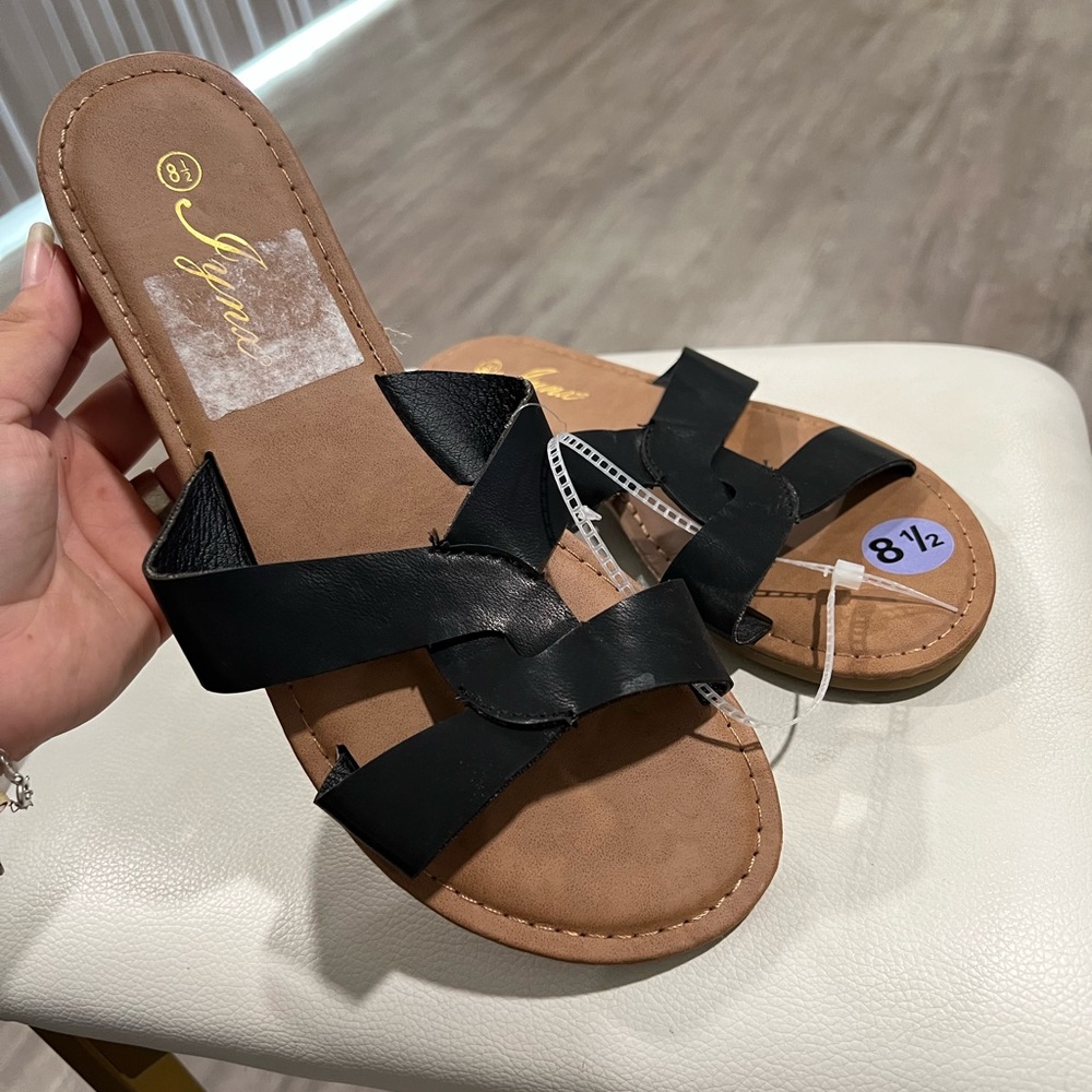 SOLD💫LAST PRICE🍒🤍 Flat sandals ✨ - Picture 3 of 5